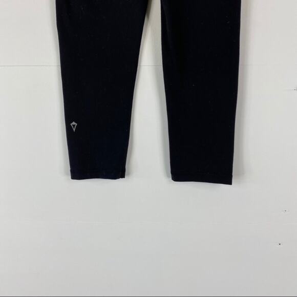 Ivivva Lululemon cropped black leggings with gray waist band - Picture 5 of 6